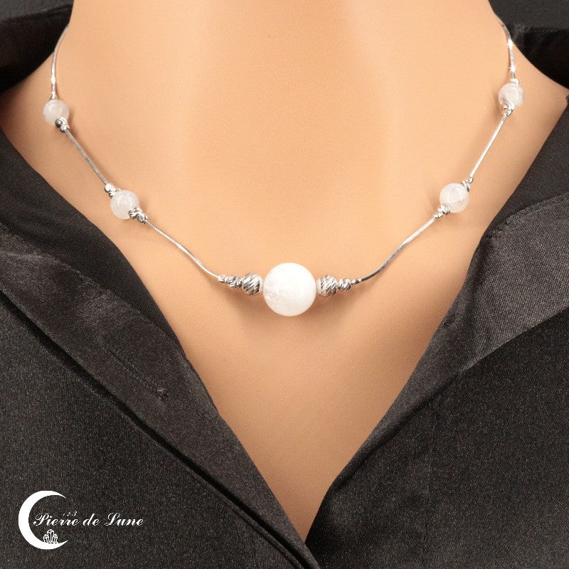Le Collier Pierre de Lune (Calypso) pour femme, mettant en lumière sa gemme centrale de 10mm et ses reflets opalescents.