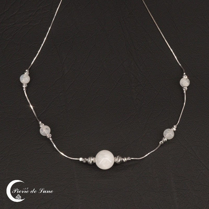 Détail artistique des cinq pierres de lune polies composant le Collier Pierre de Lune (Calypso).