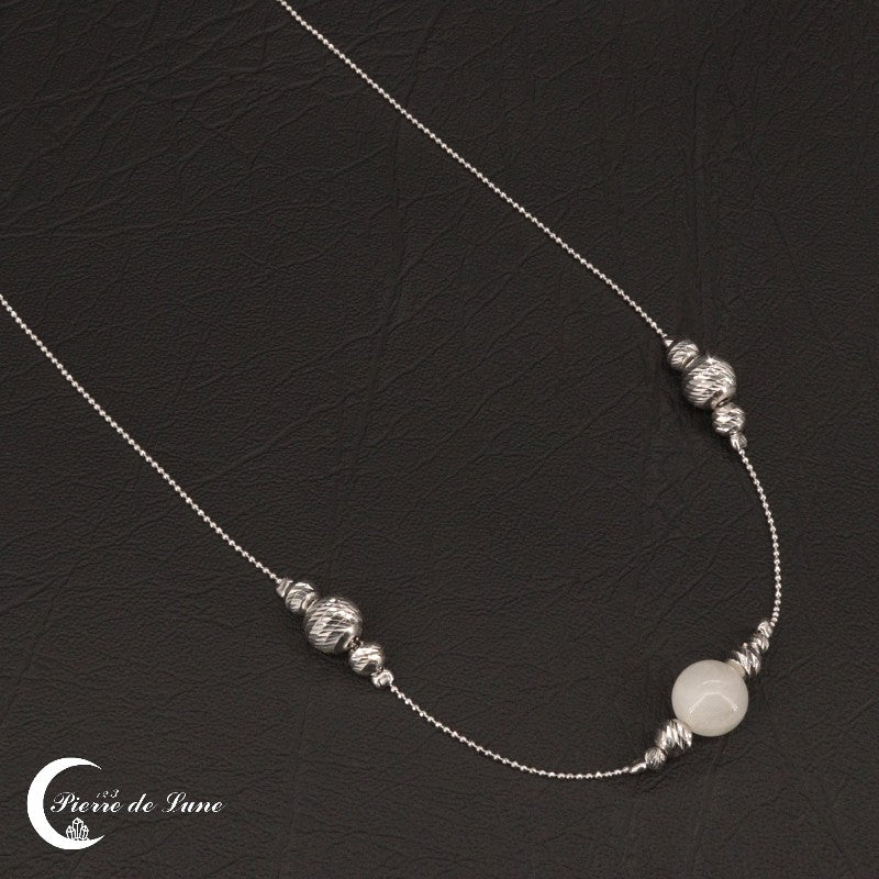 Collier Pierre de Lune (Reflet) : élégance moderne avec un jeu de reflets entre la gemme et l'argent poli.