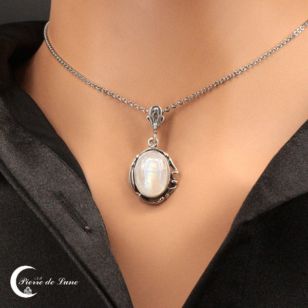 Gros plan sur la Pierre de Lune ovale 10x14mm du pendentif (Démétria)
