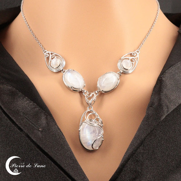 Vue détaillée du Collier Pierre de Lune (Eulophe) mettant en évidence la composition des 5 pierres de lune véritables.