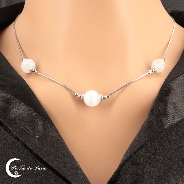 Le Collier Pierre de Lune (Passion) pour femme, mettant en valeur l'éclat de ses trois gemmes naturelles polies.