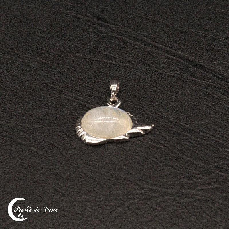Présentation de la finition rhodiée sur la monture du pendentif Pierre de Lune (Niglo)