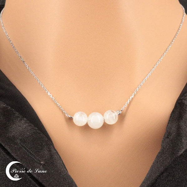 Collier Pierre de Lune (Aura) présentant un trio de perles naturelles sur une chaîne fine en argent 925.