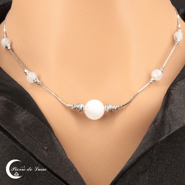 Collier Pierre de Lune (Calypso) avec cinq perles rondes naturelles sur une chaîne en argent 925.