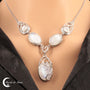 Collier Pierre de Lune (Eulophe) avec cinq cabochons de tailles variées sur chaîne en argent 925 rhodié.