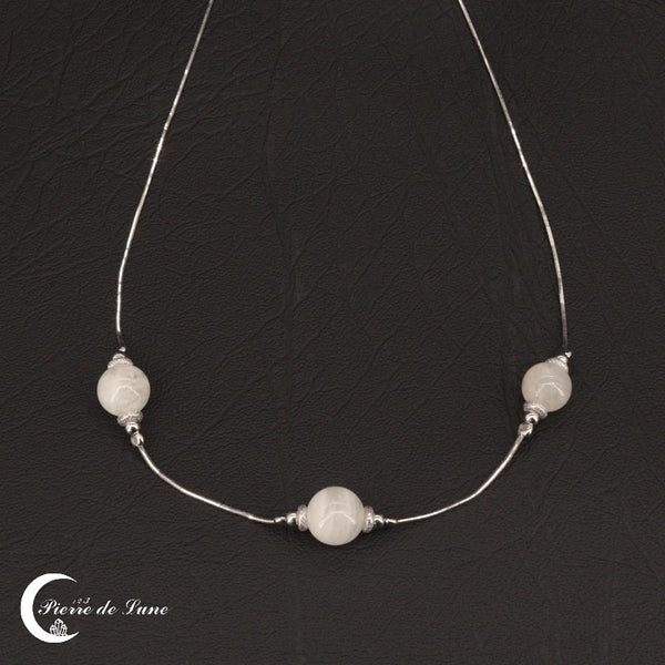 Détail de l'agencement harmonieux des trois perles de lune du Collier Pierre de Lune (Passion).