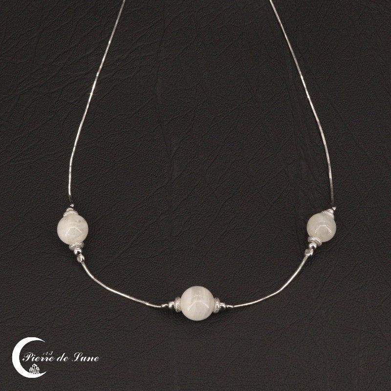 Détail de l'agencement harmonieux des trois perles de lune du Collier Pierre de Lune (Passion).