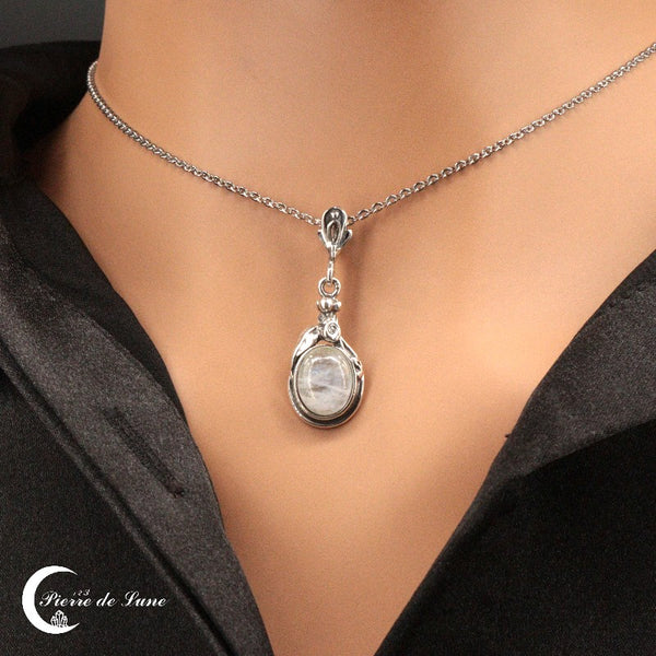 Vue de face du pendentif (Phoebe) mettant en valeur la Pierre de Lune ovale et la monture en argent