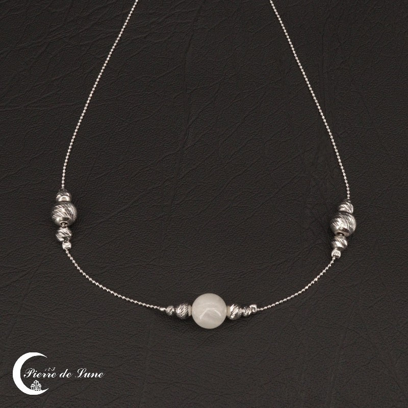 Vue détaillée du pendentif du Collier Pierre de Lune (Reflet) montrant la pierre de lune et les perles d'argent.