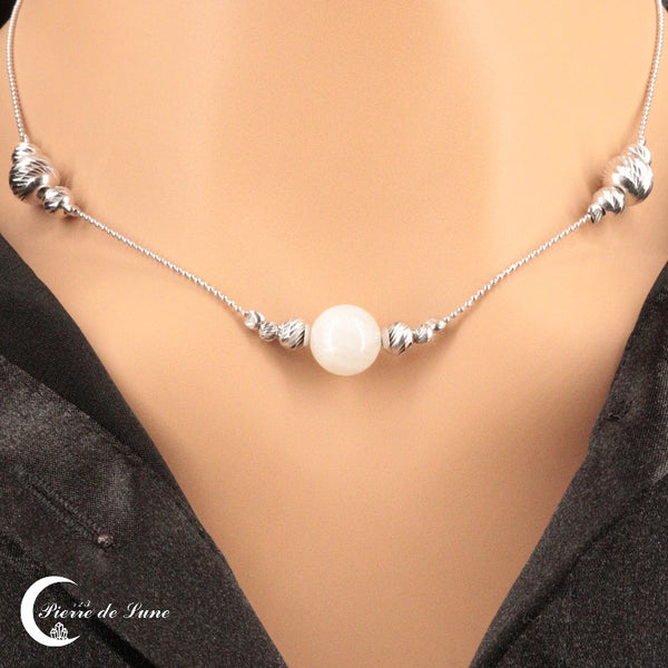 Collier Pierre de Lune (Reflet) avec une pierre de lune centrale de 10mm et huit perles d'argent scintillantes.