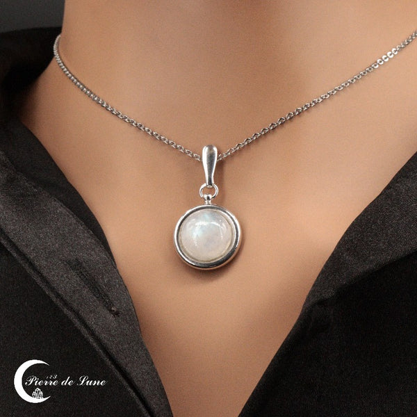 Gros plan sur la Pierre de Lune ronde 12mm du pendentif (Rhodos) rhodié