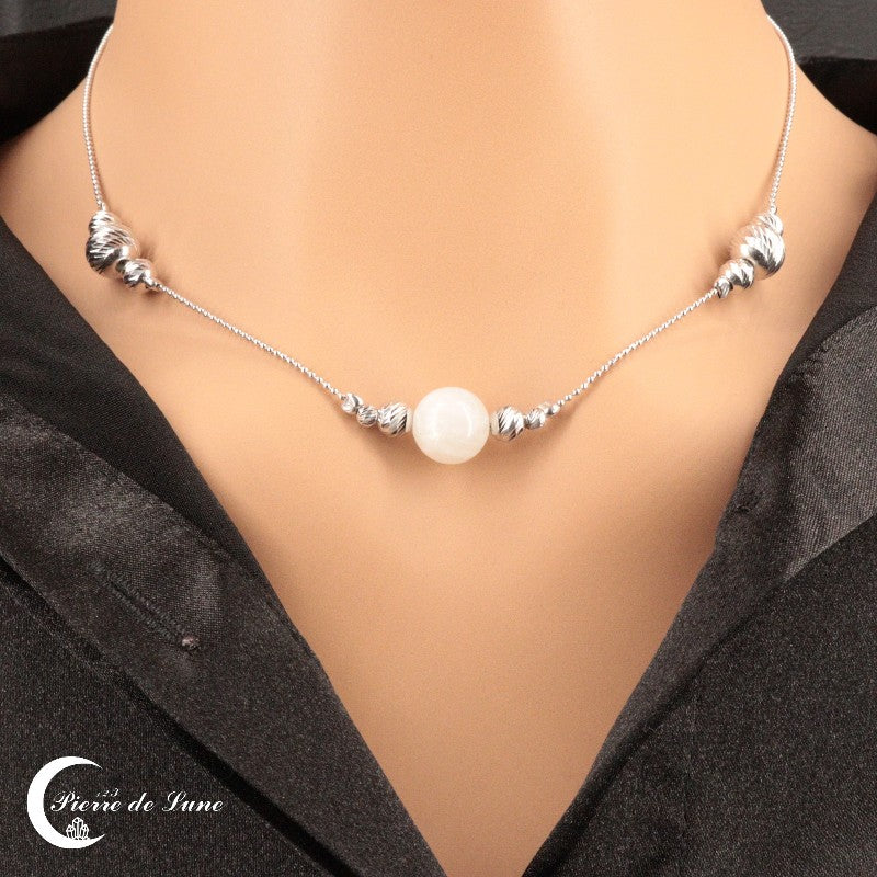 Design glamour du Collier Pierre de Lune (Reflet) : solitaire de lune entouré d'accents en argent rhodié.