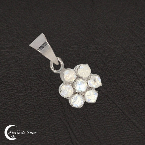 Les sept pierres de lune rondes et facettées du Pendentif (Marguerite) en argent.