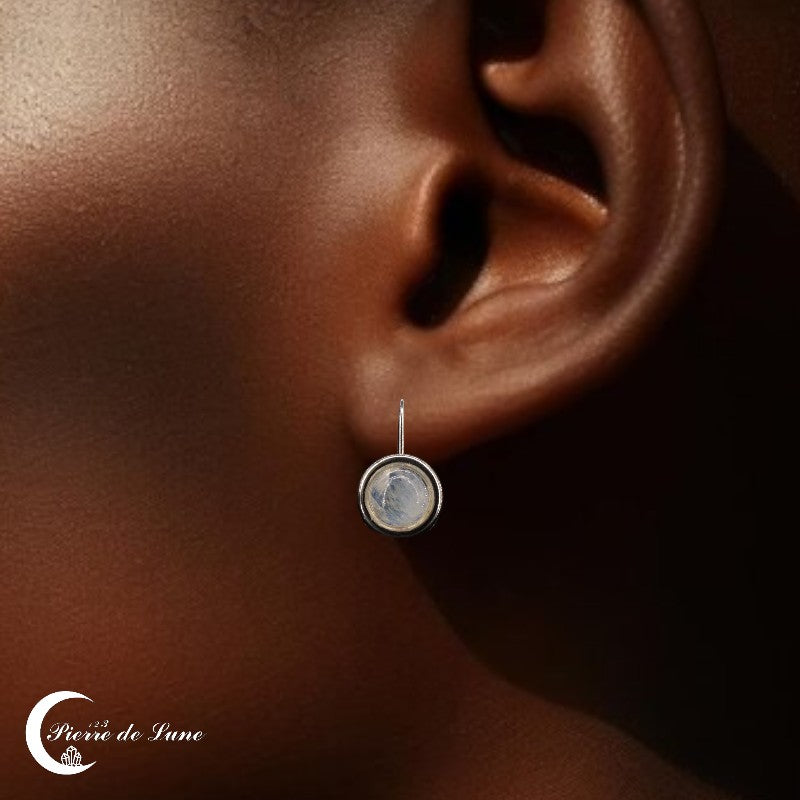 Visage féminin portant les Boucles d'oreilles en Pierre de Lune (Cybèle) de 8mm.