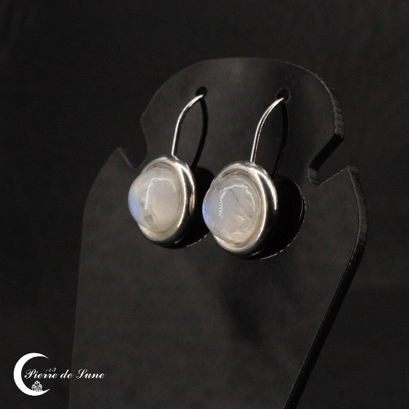 Vue de profil des Boucles d'oreilles en Pierre de Lune (Cybèle) en argent rhodié 925.