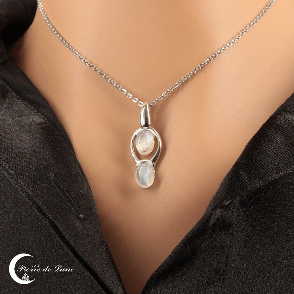 Gros plan du Pendentif (Douceur) mettant en valeur l'harmonie de ses deux pierres de lune ovales.