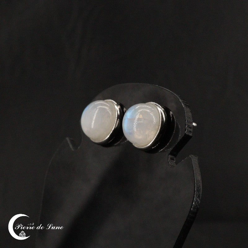 Vue de face des discrètes Boucles d'oreilles Pierre de Lune (Eclat) en argent 925.