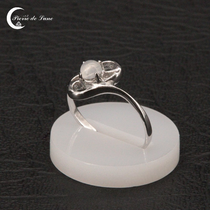 Reflet doux sur le petit cabochon rond 4mm Bague Pierre de Lune (Elégance).