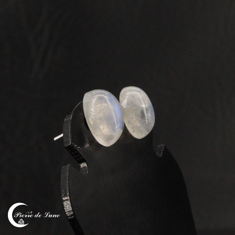 Reflets captivants de la pierre de lune blanche sur les Boucles d'oreilles (Fantaisie).