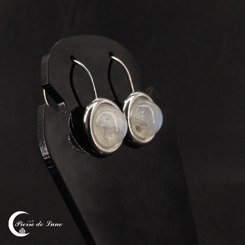 Détail de la finition cabochon sphérique de la pierre de lune sur la Boucle d'oreille (Cybèle).