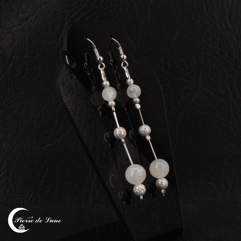 Détail de la monture en argent rhodié des Boucles d'oreilles (Perle) avec pierres de lune sphériques