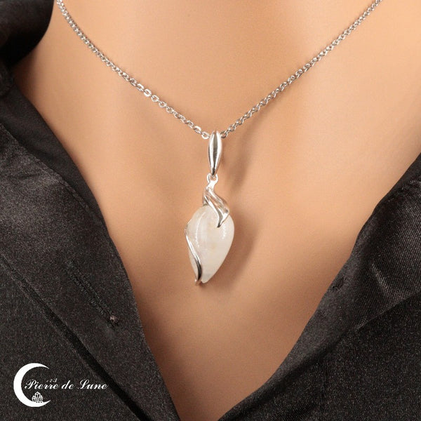 Gros plan du Pendentif (Flamme) en pierre de lune, illustrant sa forme de poire et son éclat irisé.