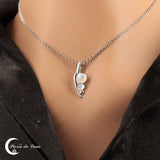 Gros plan du Pendentif Pierre de Lune (Flo) mettant en valeur ses deux cabochons de lune.