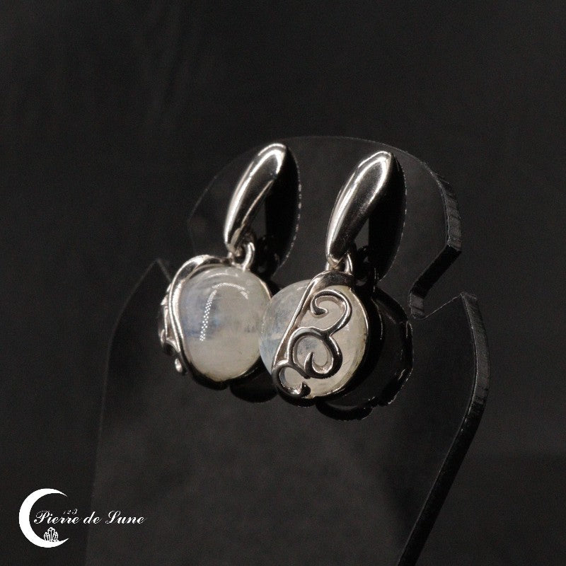 Vue de face des Boucles d'oreilles Pierre de Lune (Harmonie), clous élégants pour femme.