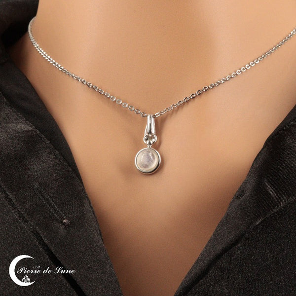 Gros plan du Pendentif Pierre de Lune (Ino) mettant en valeur le cabochon de 6mm et l'éclat de l'argent.