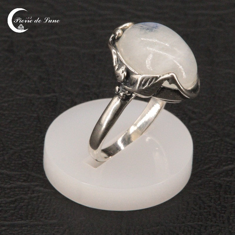 Vue détaillée de la Bague Pierre de Lune (Kyrene) montrant l'éclat naturel de l'argent massif.