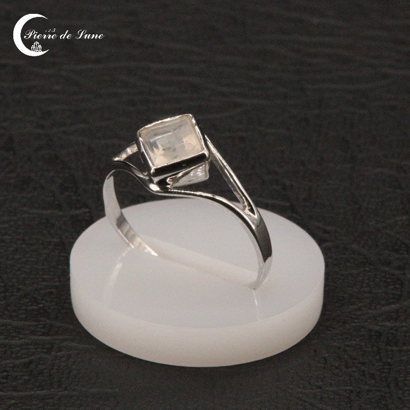 Scintillement de la pierre de lune carrée facettée 5mm - Bague (Laurence).