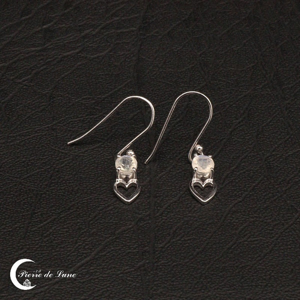 Paire de Boucles d’oreilles Pierre de Lune (Merveille) posée sur cuir noir