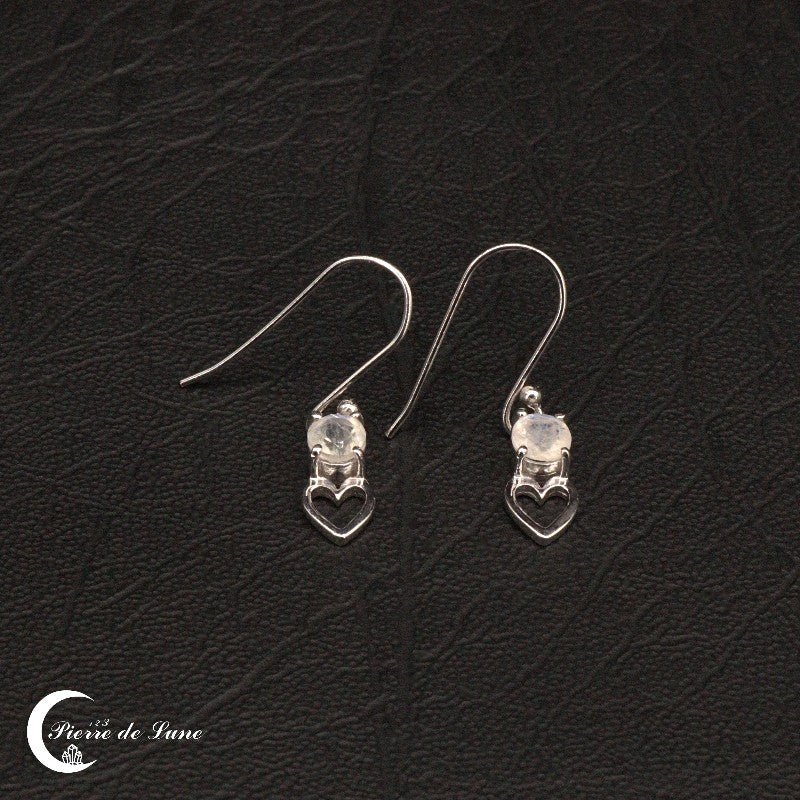 Paire de Boucles d’oreilles Pierre de Lune (Merveille) posée sur cuir noir
