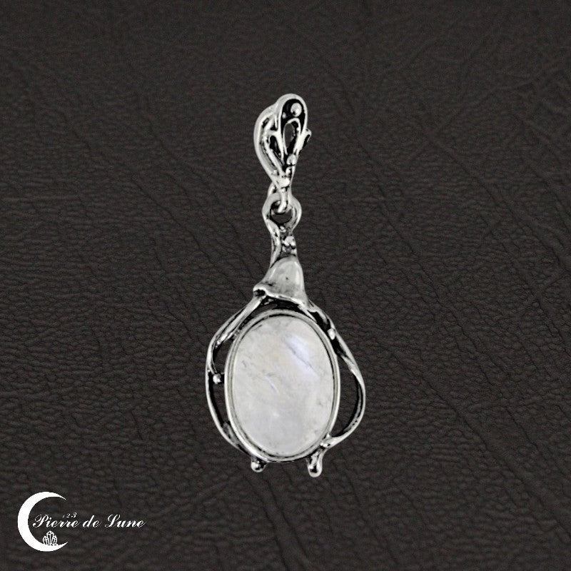 Bijou élégant : Pendentif Pierre de Lune (Melpomène) sur fond neutre