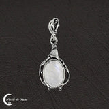 Bijou élégant : Pendentif Pierre de Lune (Melpomène) sur fond neutre