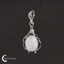 Bijou élégant : Pendentif Pierre de Lune (Melpomène) sur fond neutre