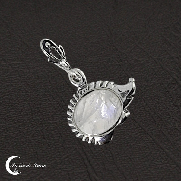 Reflet bleuté de la pierre de lune naturelle sur le Pendentif (Niglo) ovale.