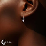 Boucles d'oreilles Pierre de Lune (Odéone) portées, légèreté et discrétion.
