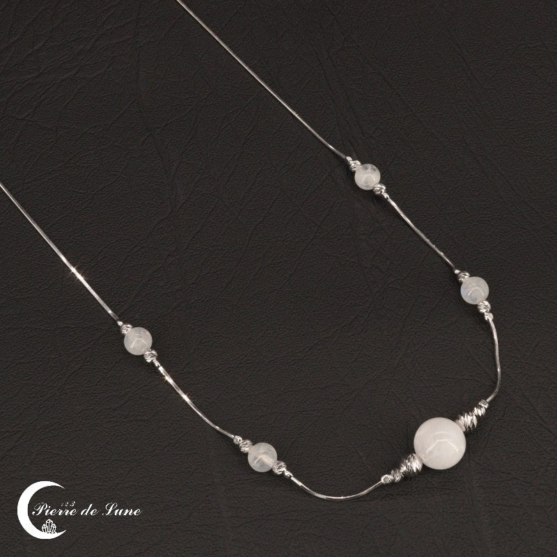 Collier Pierre de Lune (Calypso) : une parure féminine au design moderne et à l'éclat subtil.
