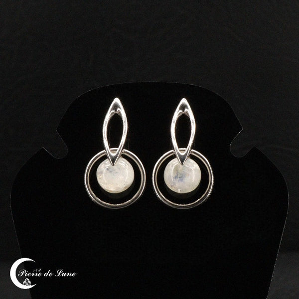 Paire de boucles d'oreilles (Iole) affichant des pierres de lune rondes et lumineuses