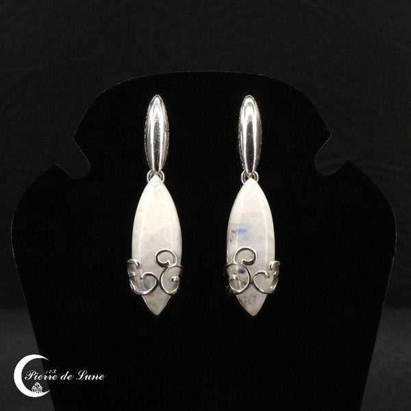 Paire de boucles d'oreilles (Chryséis) avec pierre de lune navette 8x24mm