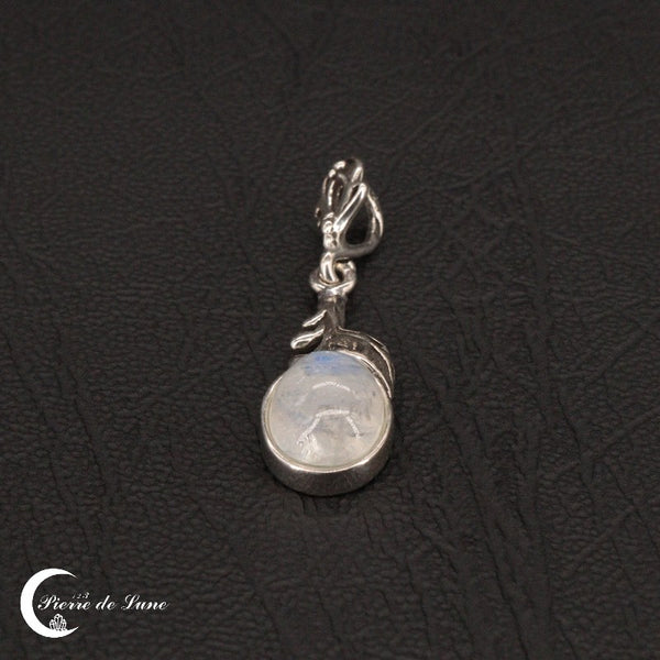 Gros plan sur le Pendentif en Pierre de Lune (Clymène), illustrant la beauté de sa gemme ovale 8x10mm.