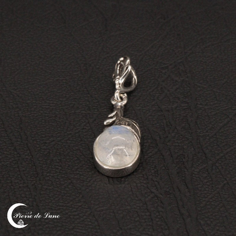 Gros plan sur le Pendentif en Pierre de Lune (Clymène), illustrant la beauté de sa gemme ovale 8x10mm.