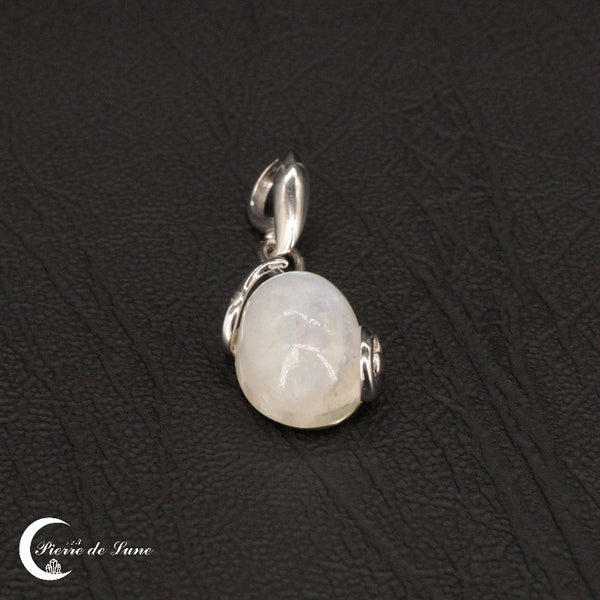 Gros plan sur le Pendentif Pierre de Lune (Lunaris), illustrant la majesté de sa gemme ovale 10x14mm.