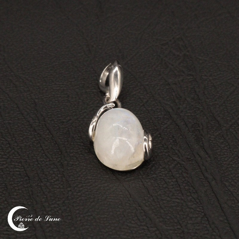 Gros plan sur le Pendentif Pierre de Lune (Lunaris), illustrant la majesté de sa gemme ovale 10x14mm.