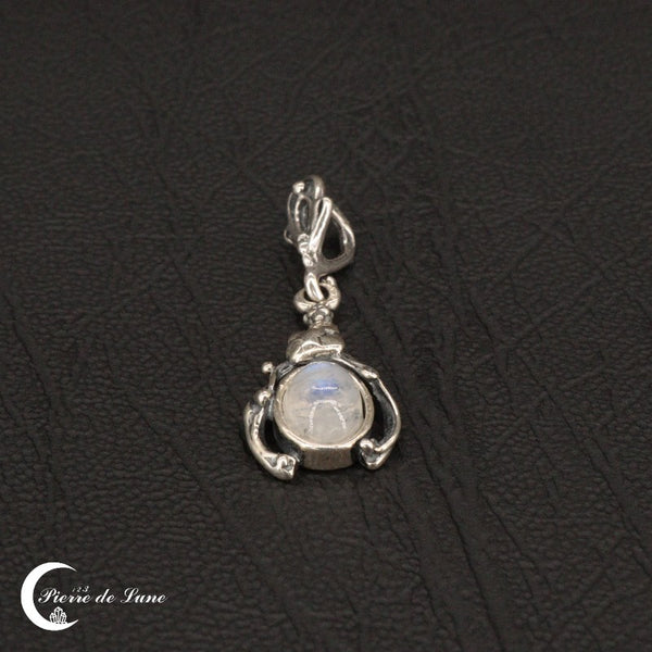Vue détaillée du Pendentif Pierre de Lune (Médéa), illustrant la finesse de sa pierre et de sa monture.