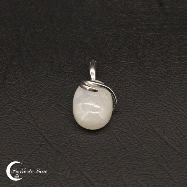 Pendentif Pierre de Lune (Melpomène) en argent 925, présenté sur cuir noir