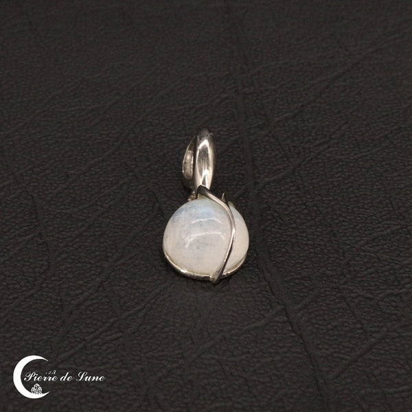 Vue rapprochée du Pendentif Pierre de Lune (Charme), illustrant l'éclat de sa gemme de 10 mm.
