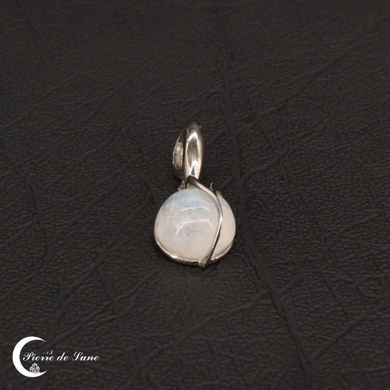 Vue rapprochée du Pendentif Pierre de Lune (Charme), illustrant l'éclat de sa gemme de 10 mm.